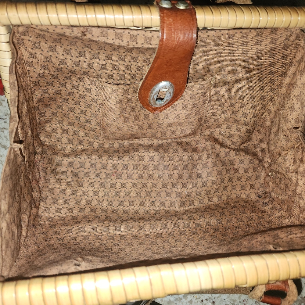 Vintage Elegant Tan Woven Handbag with Brown Accents - Picture 6 of 6